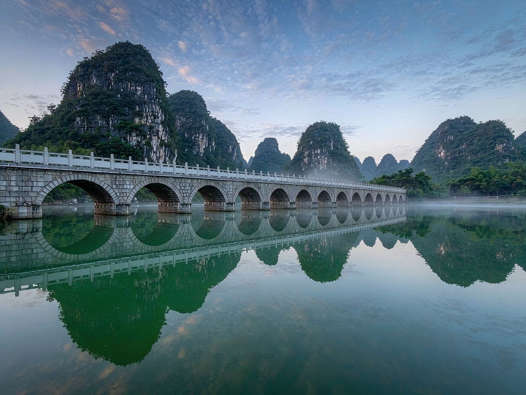 The Fifteen-Arch Bridge